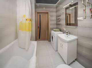 Апартаменты Cozy apartment in a new building close to the downtown Киев Улучшенные апартаменты-6